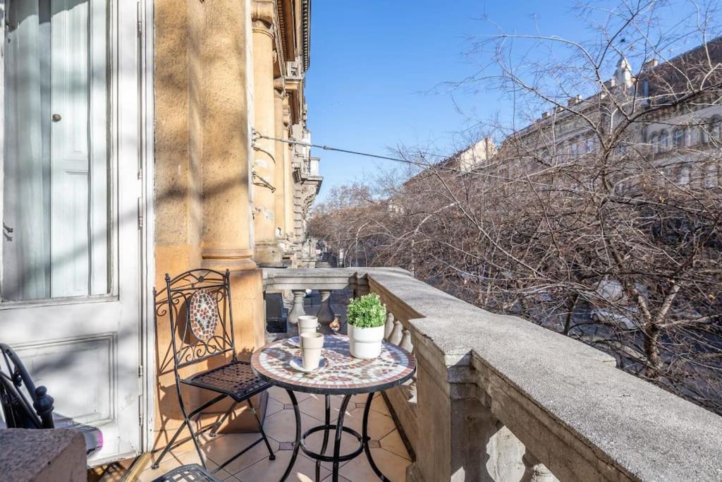 Jozsef-Corvin Central Budapest Extérieur photo
