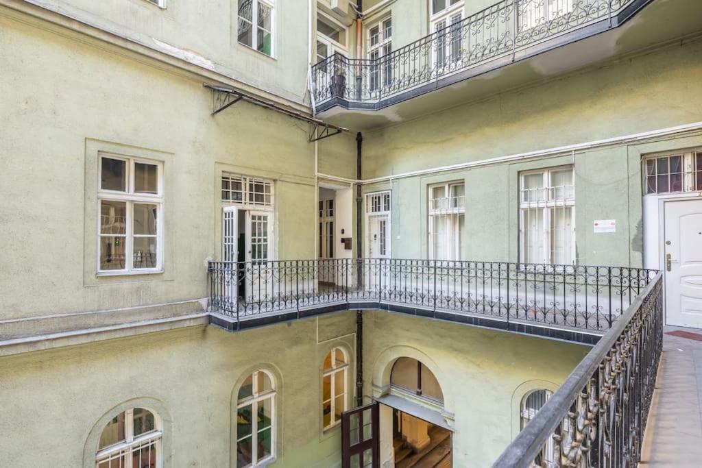 Jozsef-Corvin Central Budapest Extérieur photo