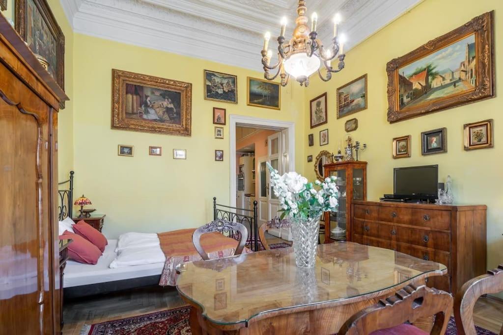 Jozsef-Corvin Central Budapest Extérieur photo